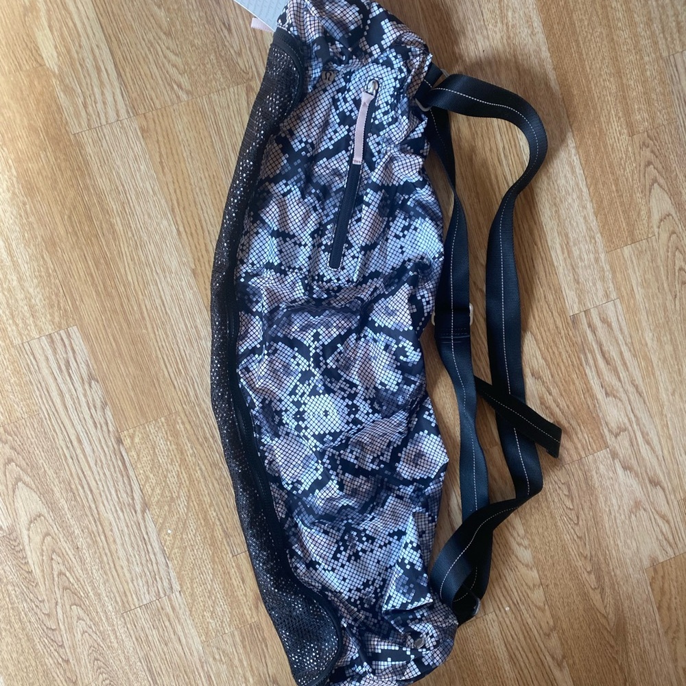 NW/OT Lululemon drishti yoga tote - snake skin print